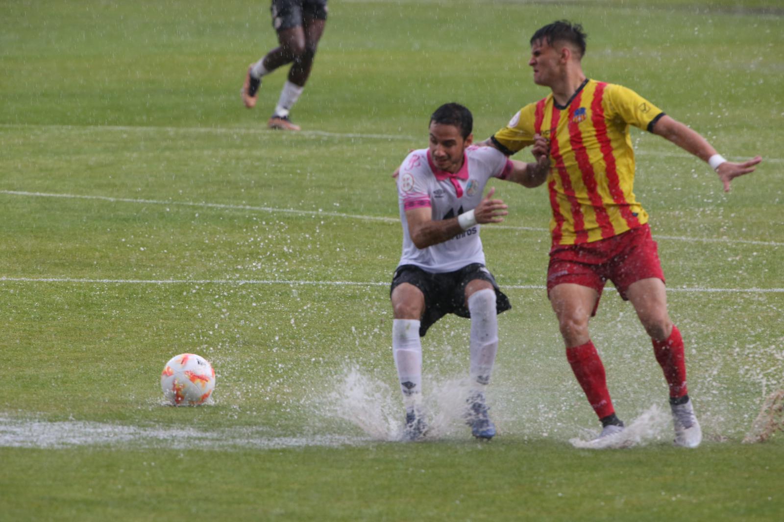La grada, la afición y la tormenta sobre el Helmántico