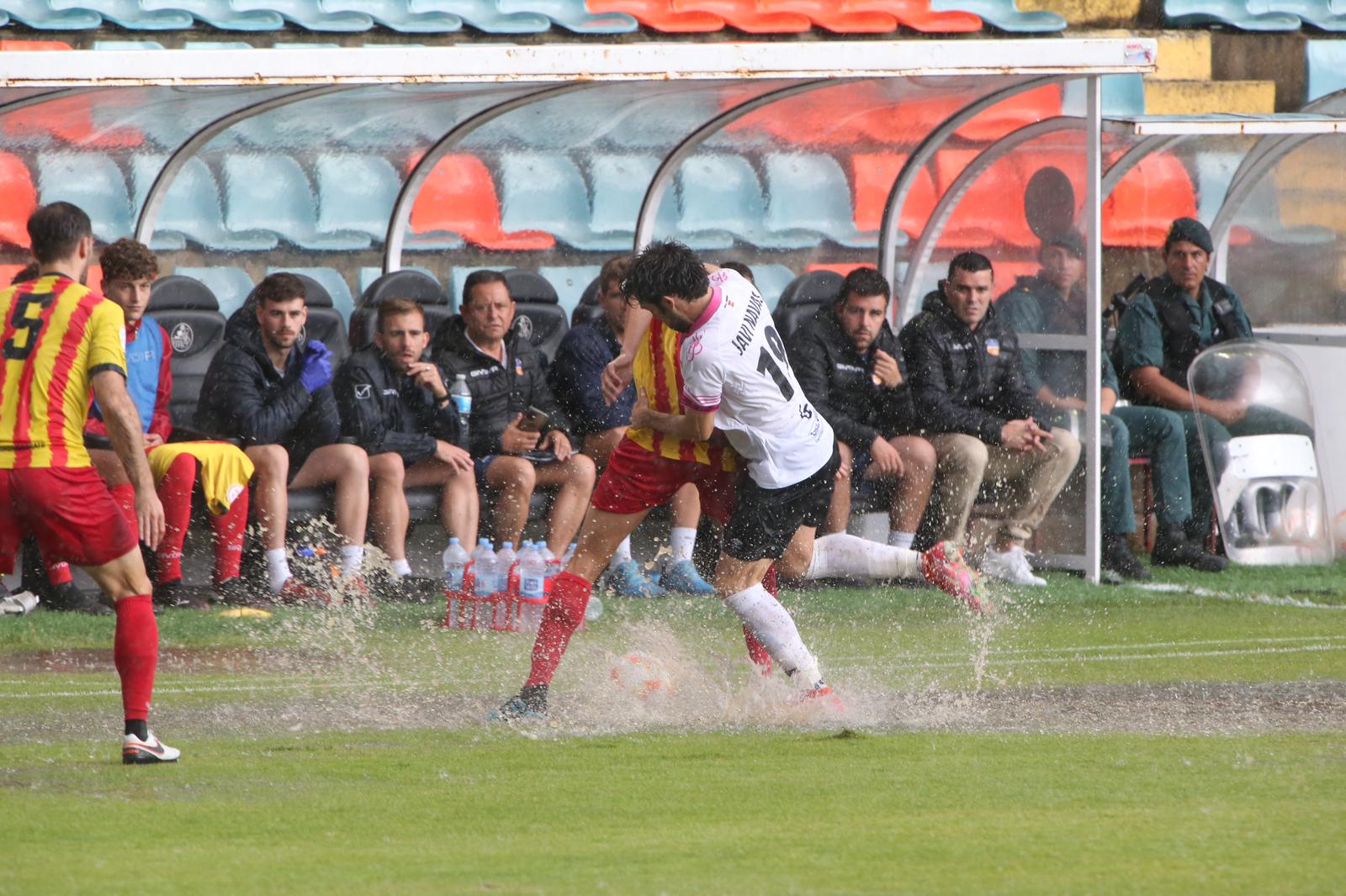 La grada, la afición y la tormenta sobre el Helmántico