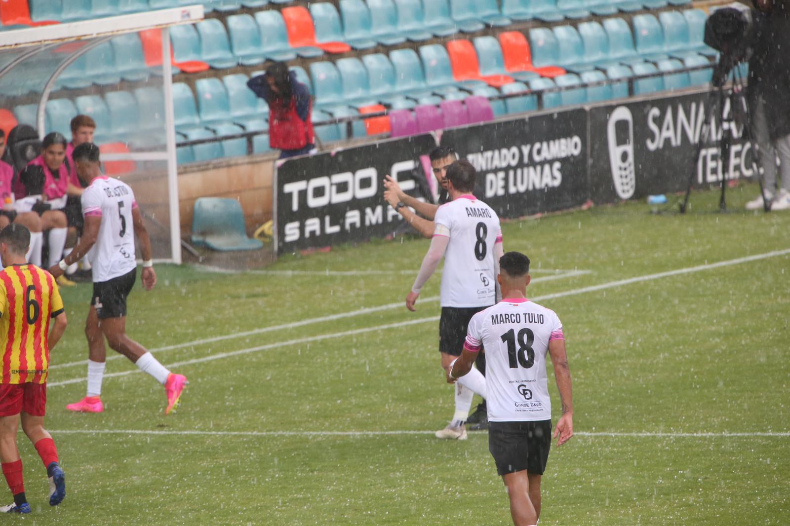 La grada, la afición y la tormenta sobre el Helmántico