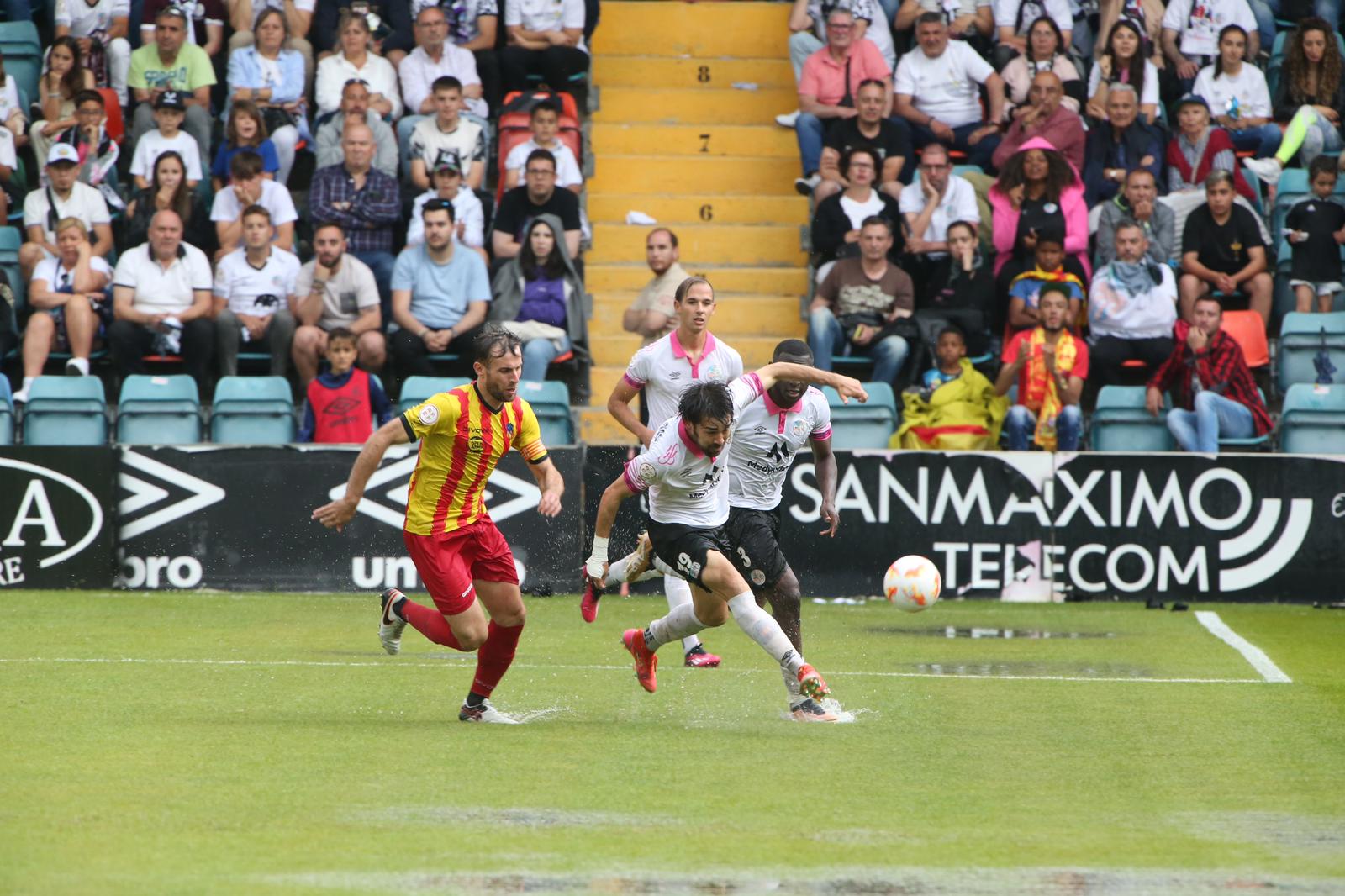 La grada, la afición y la tormenta sobre el Helmántico