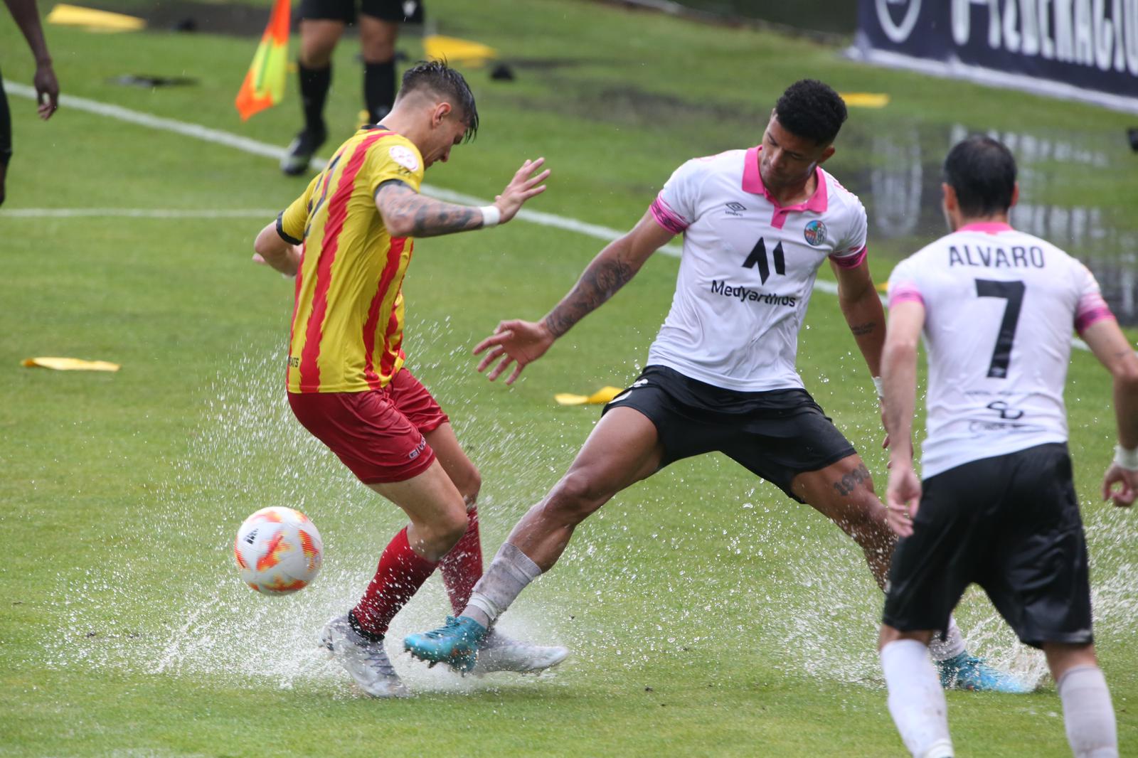La grada, la afición y la tormenta sobre el Helmántico