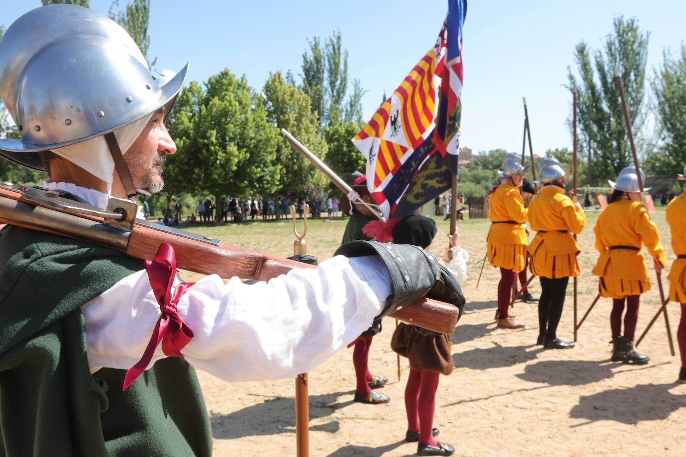 Los salmantinos viajan en el tiempo y reviven batallas de caballería junto al Tormes