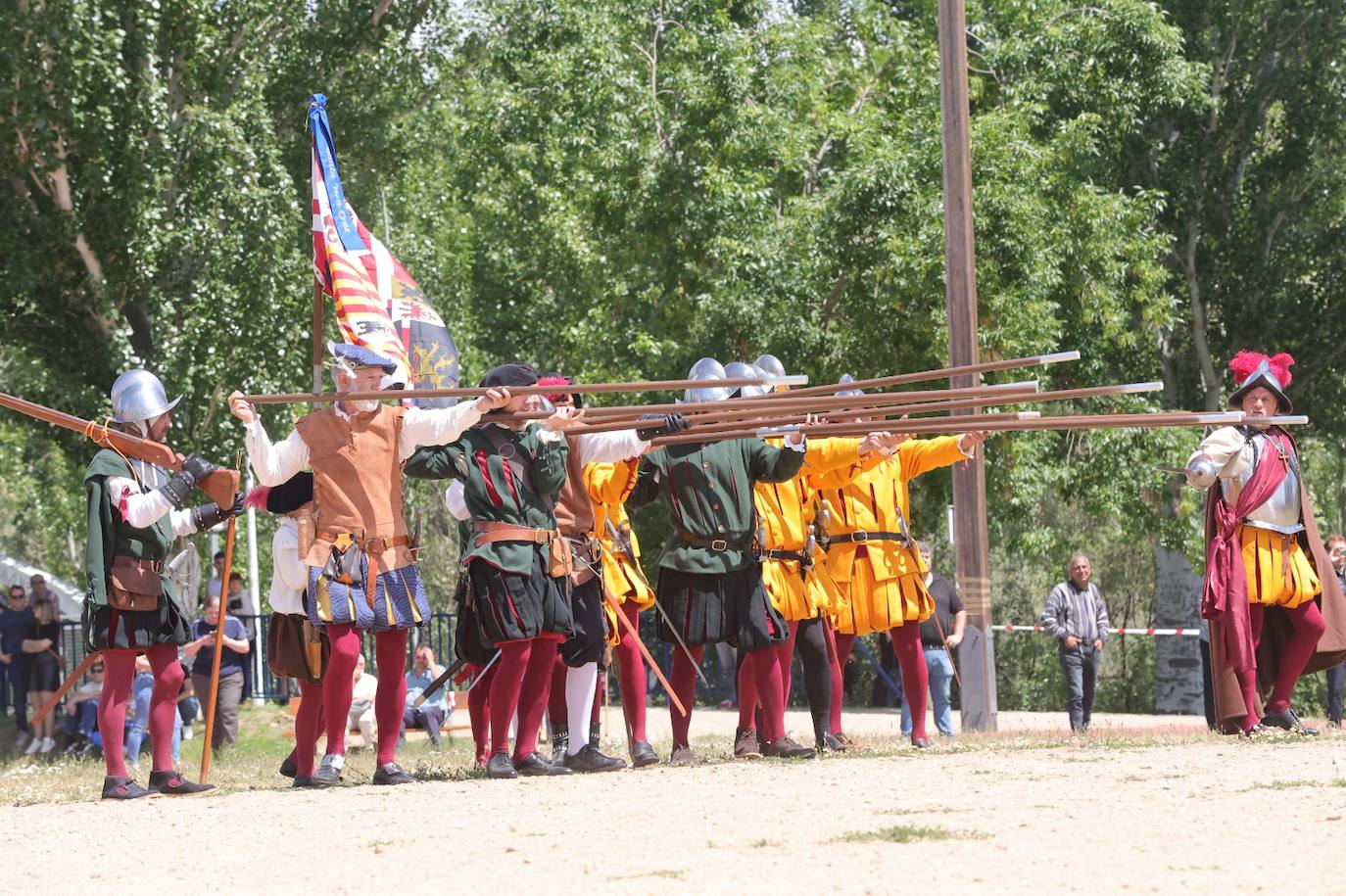 Los salmantinos viajan en el tiempo y reviven batallas de caballería junto al Tormes