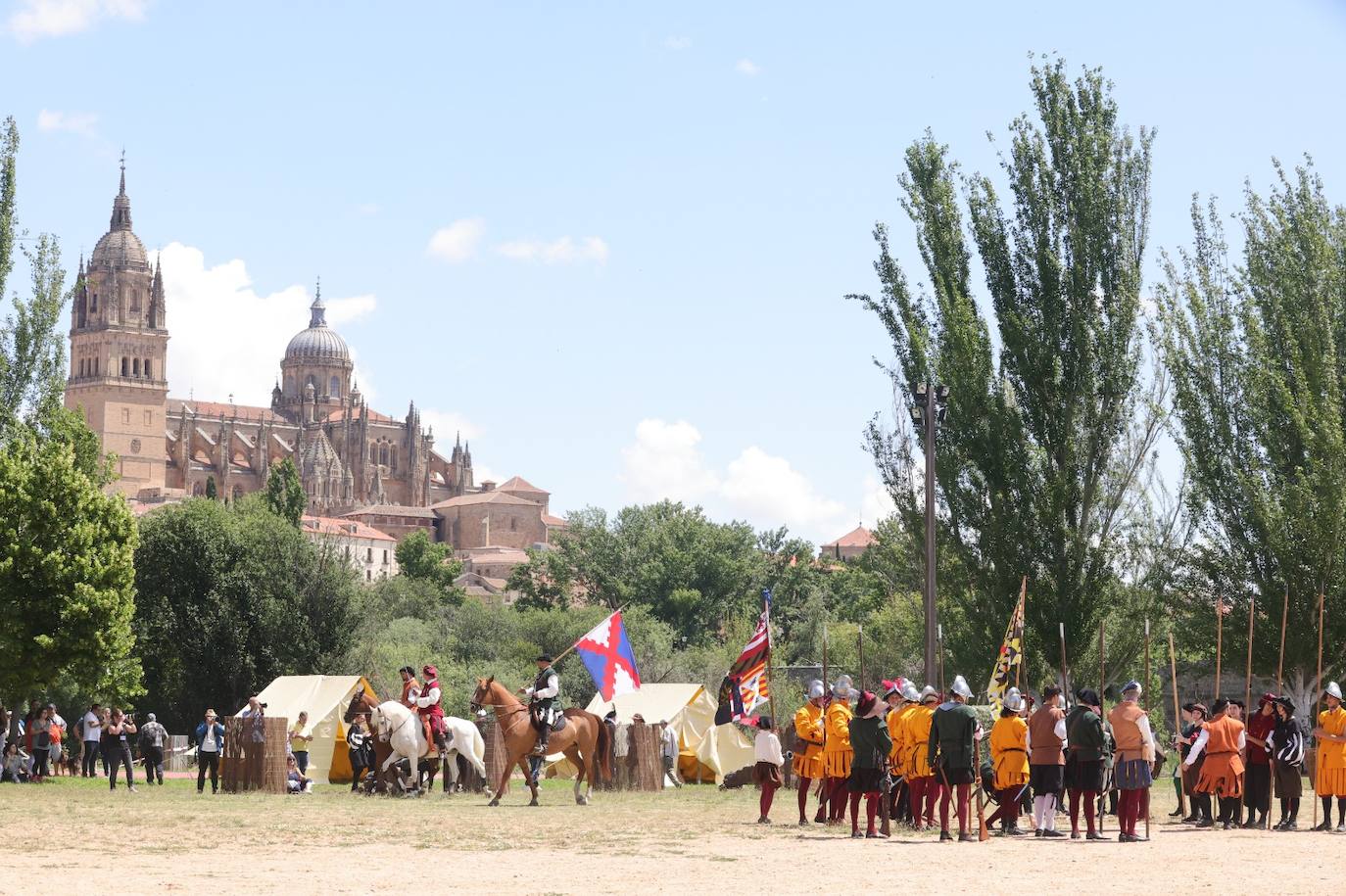 Los salmantinos viajan en el tiempo y reviven batallas de caballería junto al Tormes