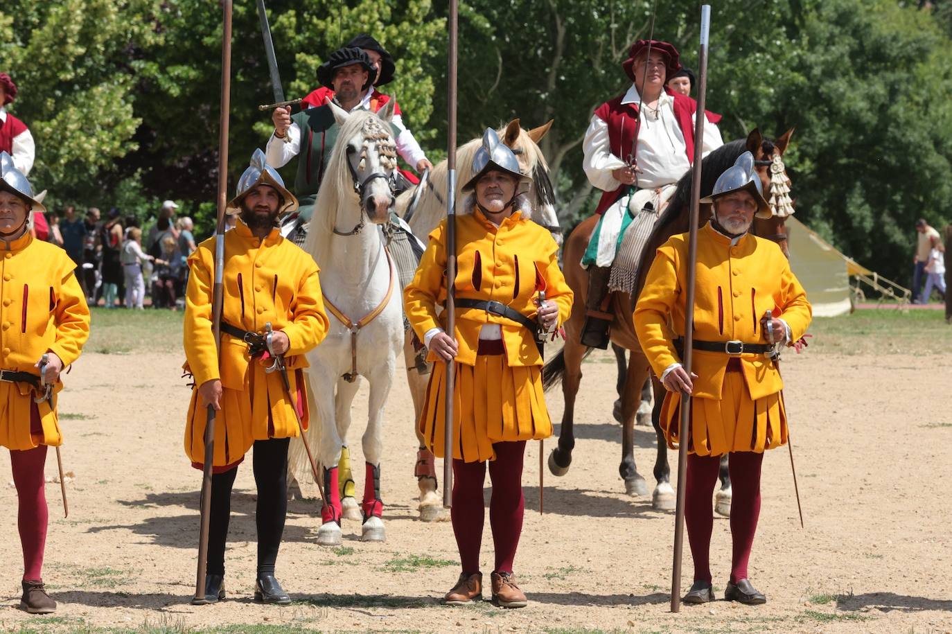 Los salmantinos viajan en el tiempo y reviven batallas de caballería junto al Tormes