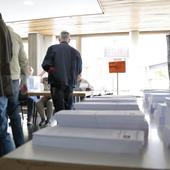 Varios salmantinos realizan el voto en las recientes elecciones municipales.