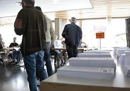 Varios salmantinos realizan el voto en las recientes elecciones municipales.