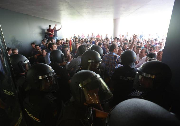 Asalto de los ganaderos en la sede de la Junta de Salamanca.