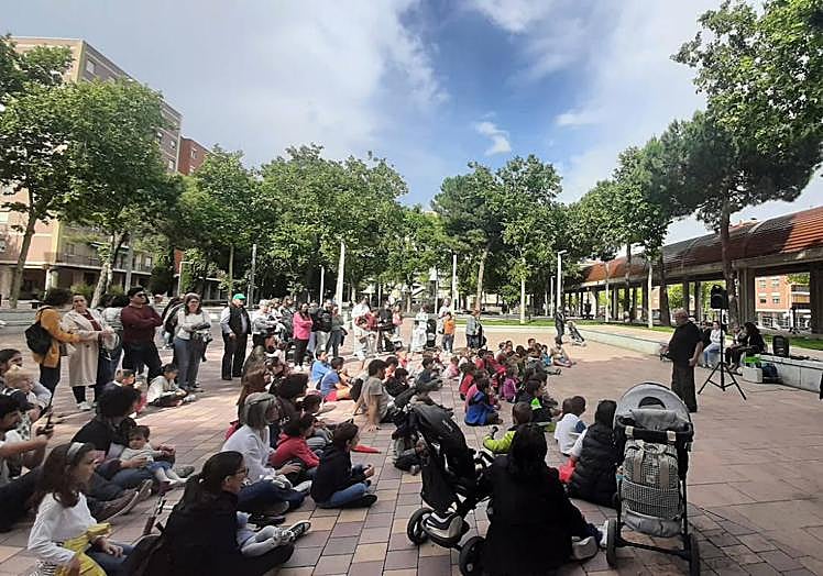 Familias en la Plaza de Barcelona.