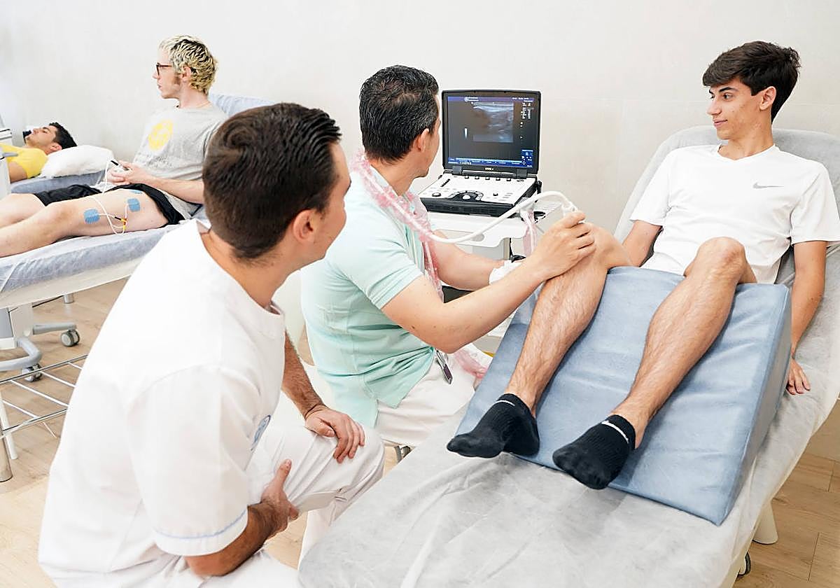 Alumnos haciendo prácticas.