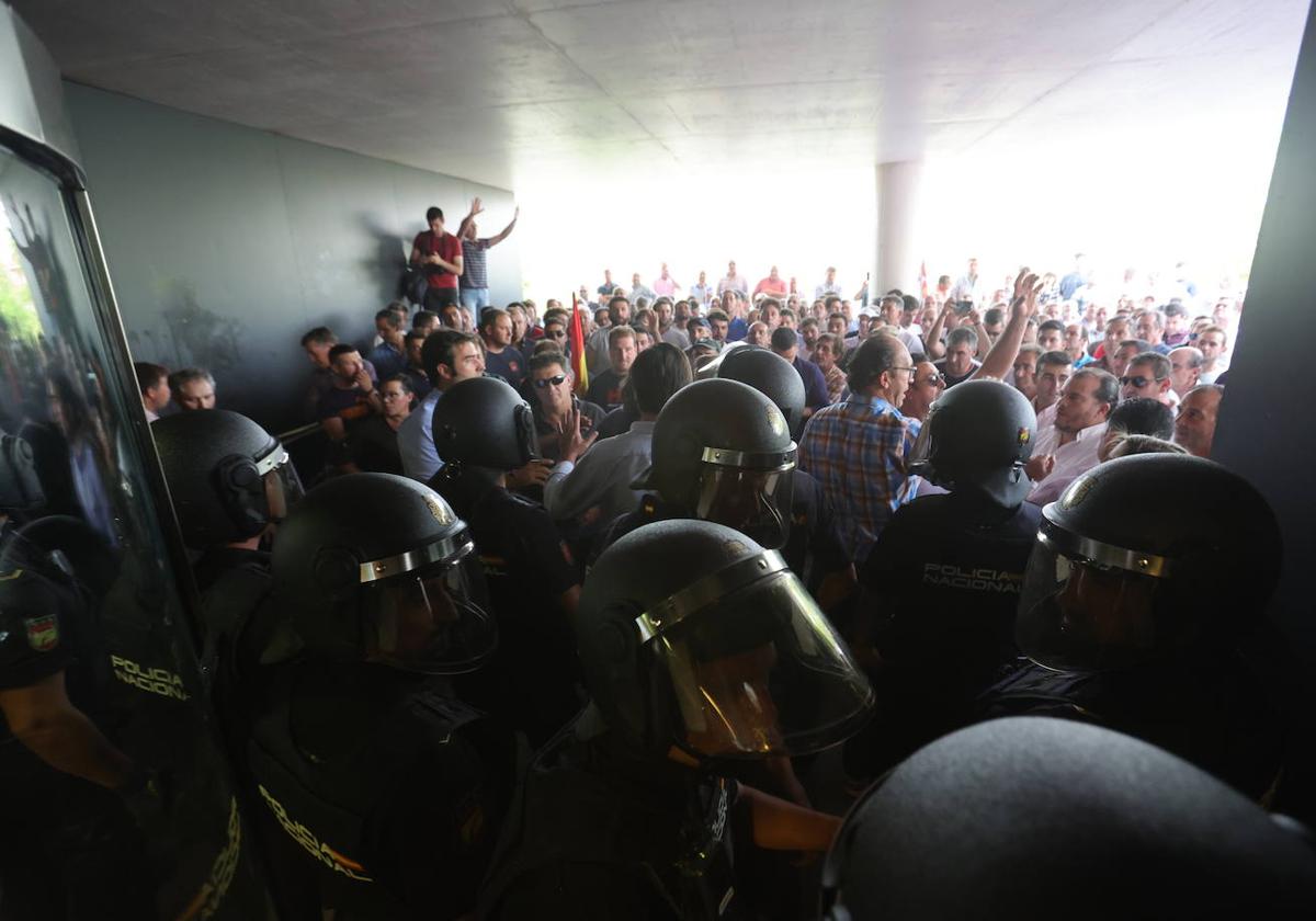 Qué hay tras el asalto de ganaderos en Salamanca: Europa, crisis y Vox