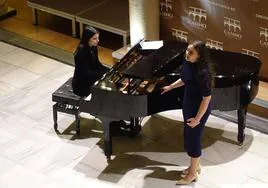 La pianista Catia Casero junto a la soprano Paz Alonso.