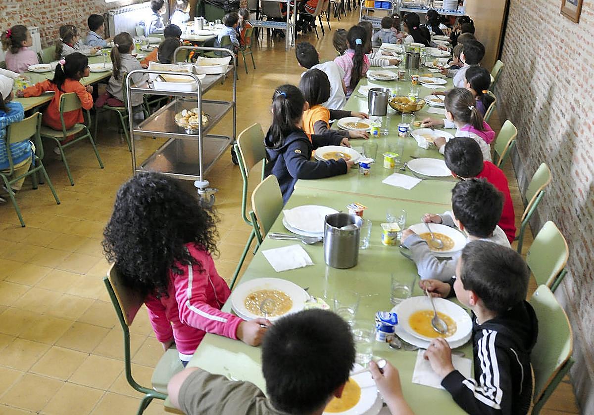 Alumnos en un comedor escolar.