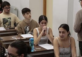 Varios estudiantes, antes del inicio de los exámenes en la Facultad de Ciencias en Salamanca.