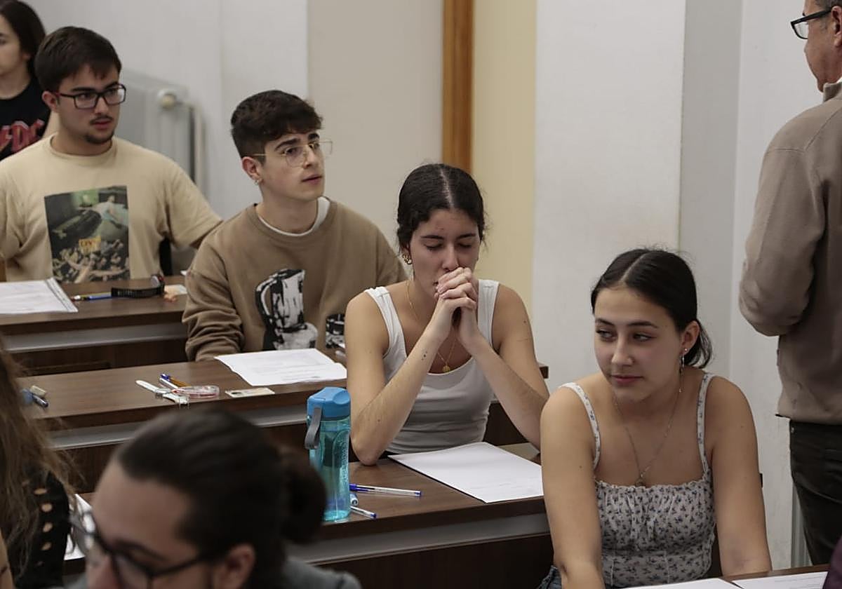 Varios estudiantes, antes del inicio de los exámenes en la Facultad de Ciencias en Salamanca.