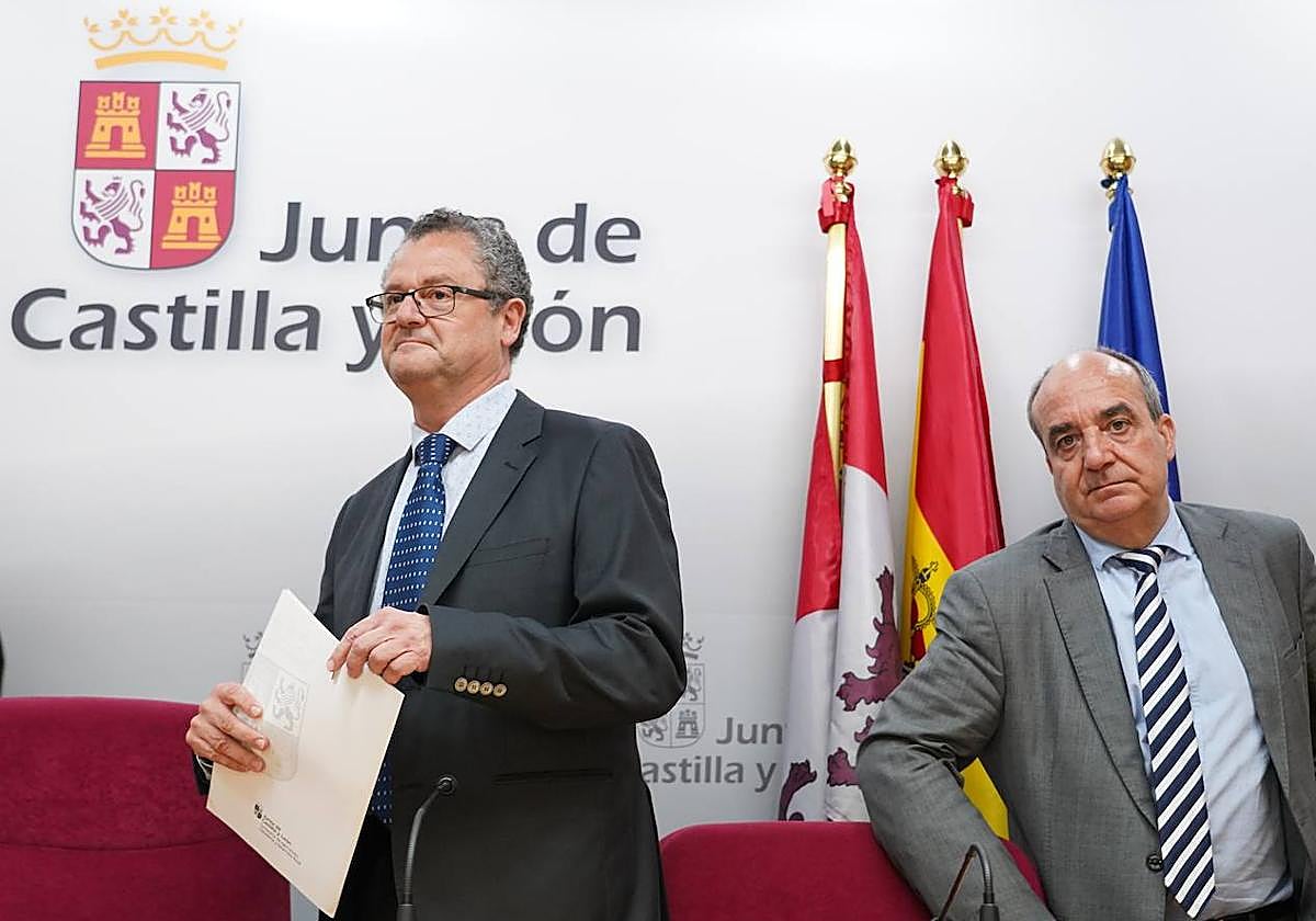 El consejero de Agricultura, Gerardo Dueñas, comparece para explicar los detalles de la tuberculosis bovina.