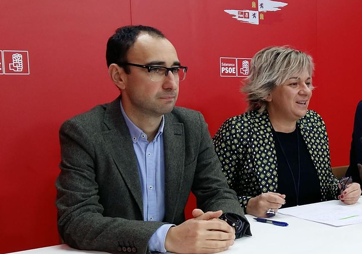 David Serrada y Elena Diego en una imagen de archivo en la sede del PSOE de Salamanca.