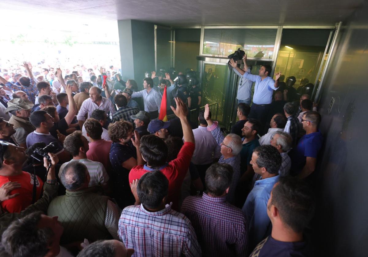 Los ganadores, el pasado lunes en la sede de la Junta en Salamanca.