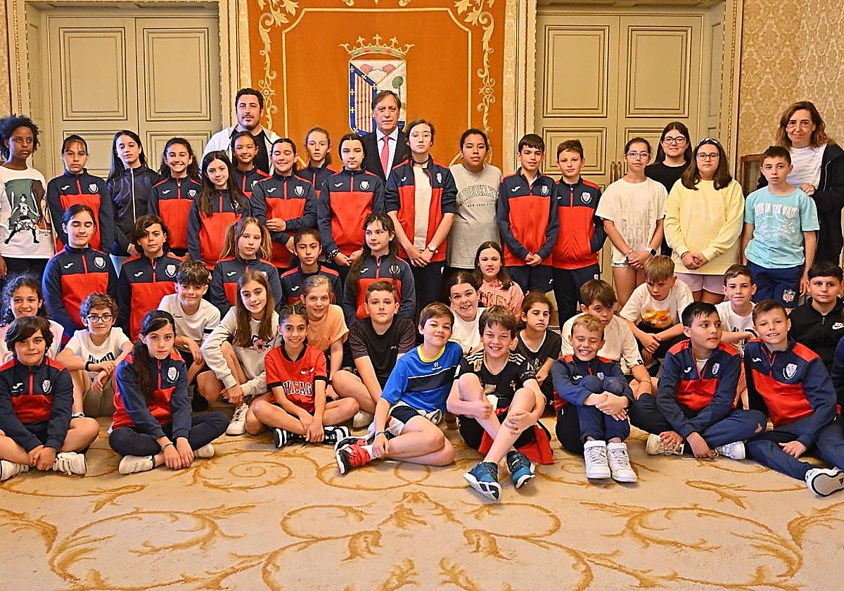 El alcalde, Carlos García Carbayo, recibió a los niños del colegio Divino Maestro de Santiago de Compostela.