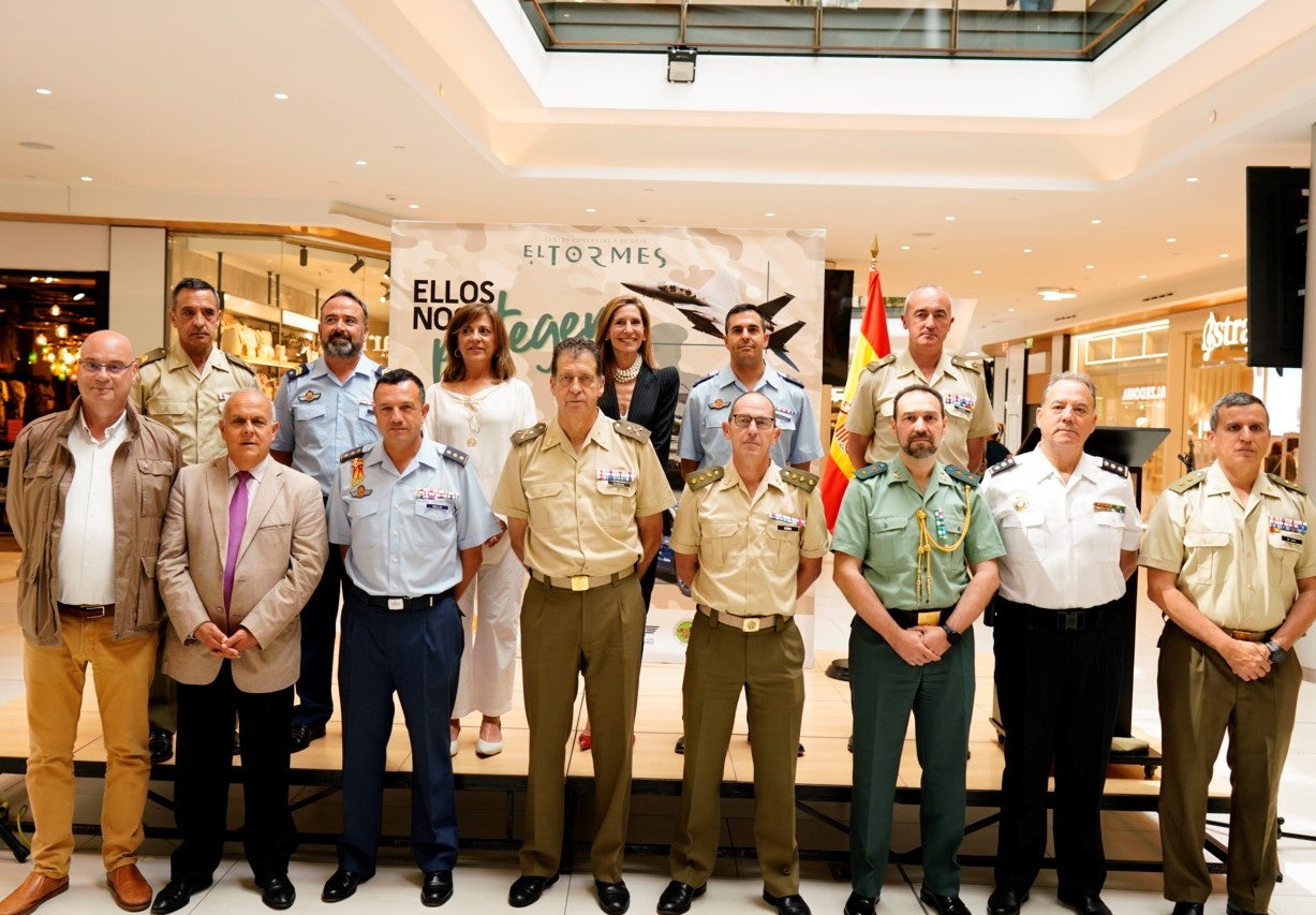 Imagen secundaria 1 - Los salmantinos disfrutan del Día de las Fuerzas Armadas en El Tormes