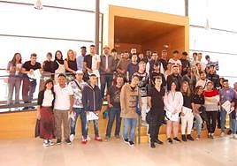 Foto de familia con los jóvenes que han recibido los diplomas por parte de Cruz Roja.
