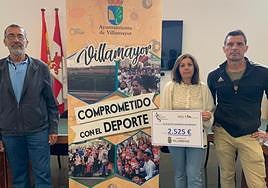 Responsables de Atletas Veteranos entregan el cheque a la Asociación Síndrome de Asperger de Salamanca.