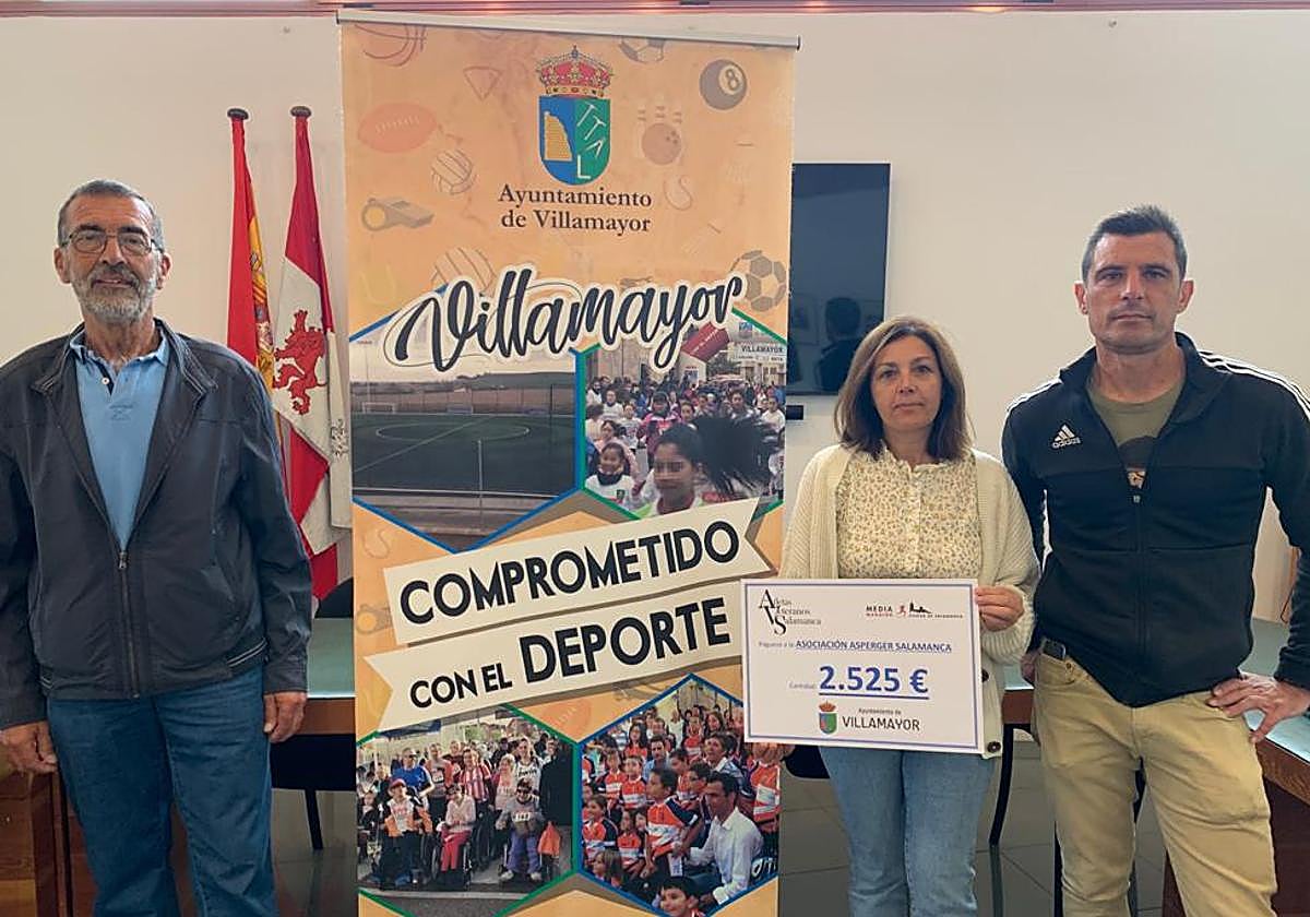 Responsables de Atletas Veteranos entregan el cheque a la Asociación Síndrome de Asperger de Salamanca.