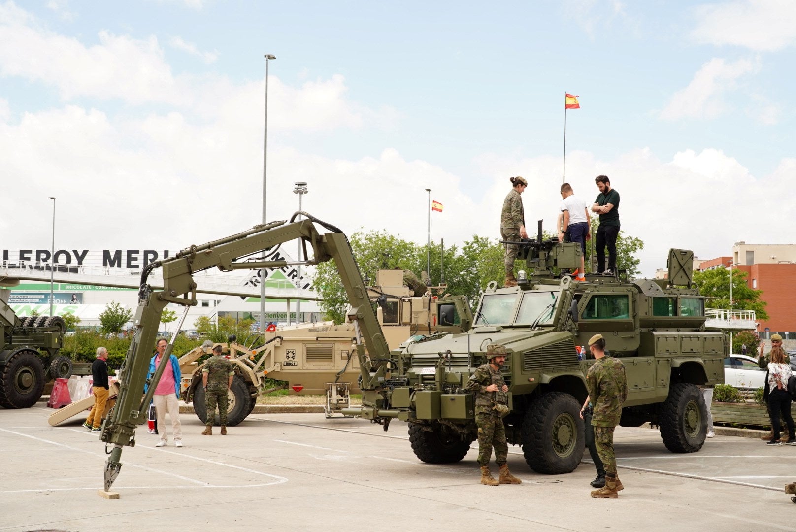 El Día de las Fuerzas Armadas en el Centro Comercial El Tormes.