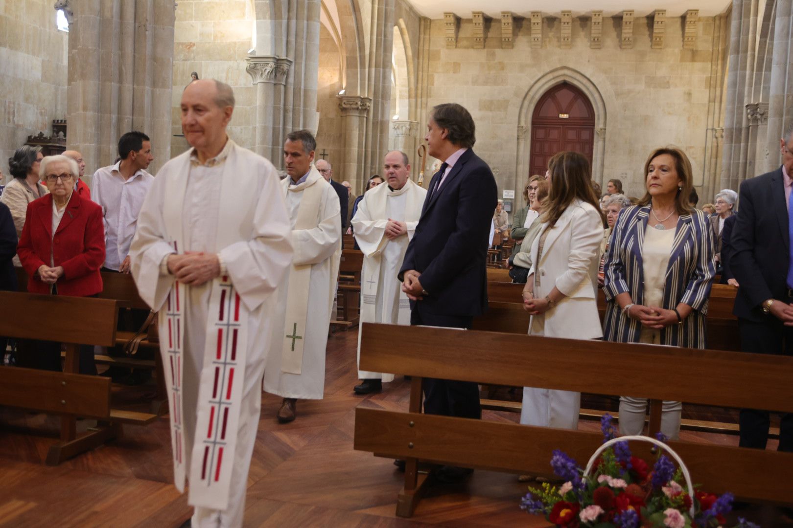 Los salmantinos no fallan a la cita para la tradicional ofrenda floral a San Juan de Sahagún
