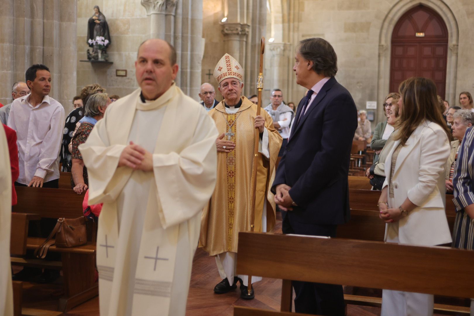 Los salmantinos no fallan a la cita para la tradicional ofrenda floral a San Juan de Sahagún