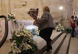 Los salmantinos no fallan a la cita para la tradicional ofrenda floral a San Juan de Sahagún