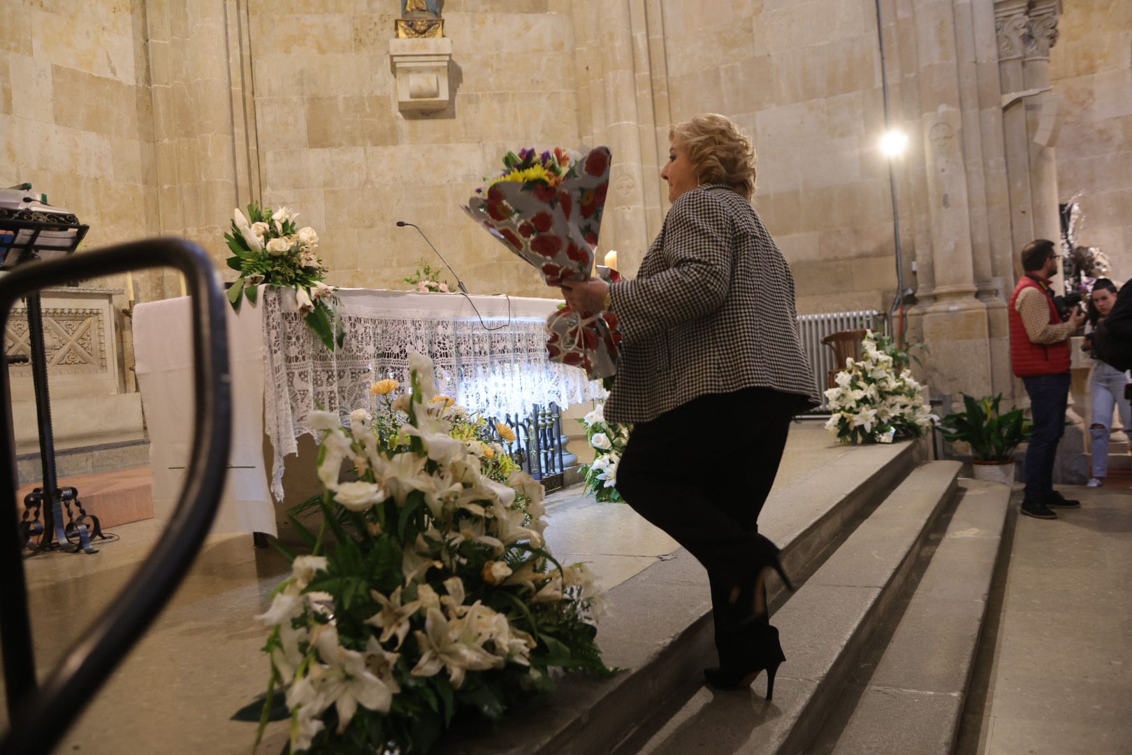 Los salmantinos no fallan a la cita para la tradicional ofrenda floral a San Juan de Sahagún