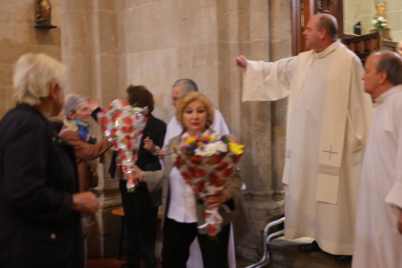 Los salmantinos no fallan a la cita para la tradicional ofrenda floral a San Juan de Sahagún