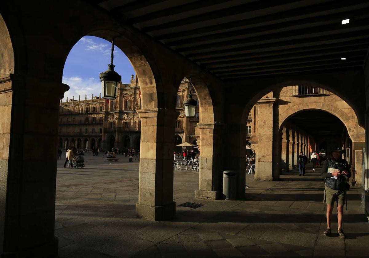 Juego de luces y sombras en la Plaza Mayor de Salamanca.