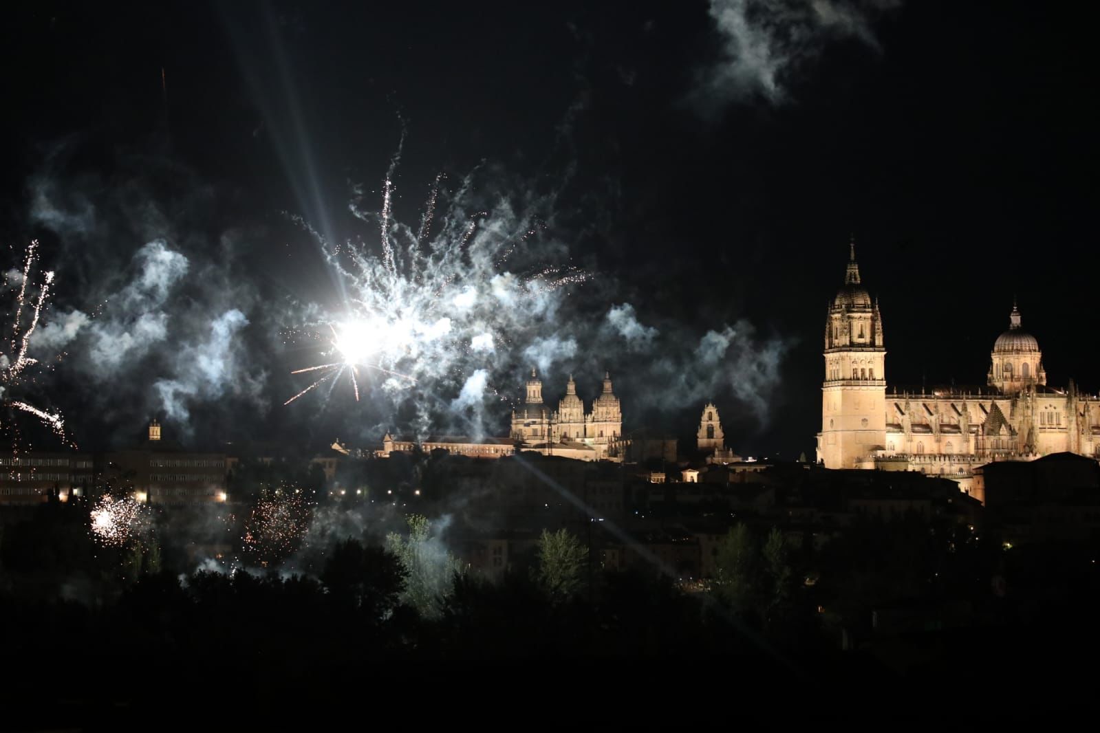 Salamanca despide San Juan de Sahagún con un espectáculo de fuegos artificiales