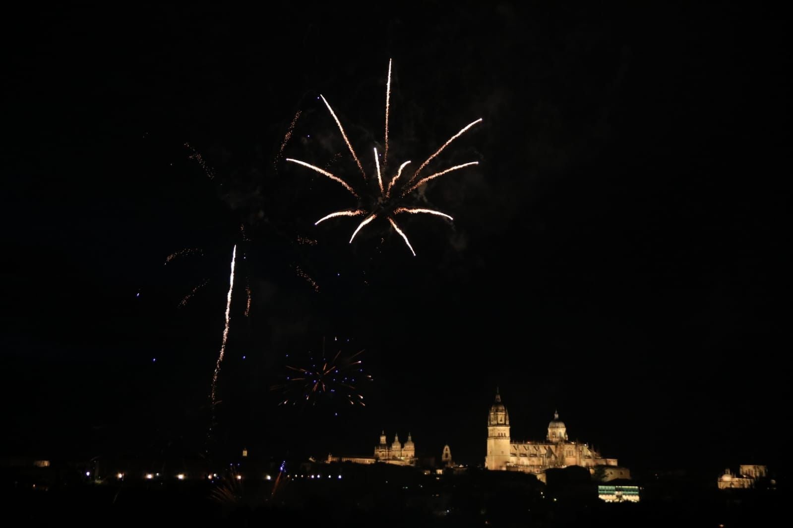 Salamanca despide San Juan de Sahagún con un espectáculo de fuegos artificiales