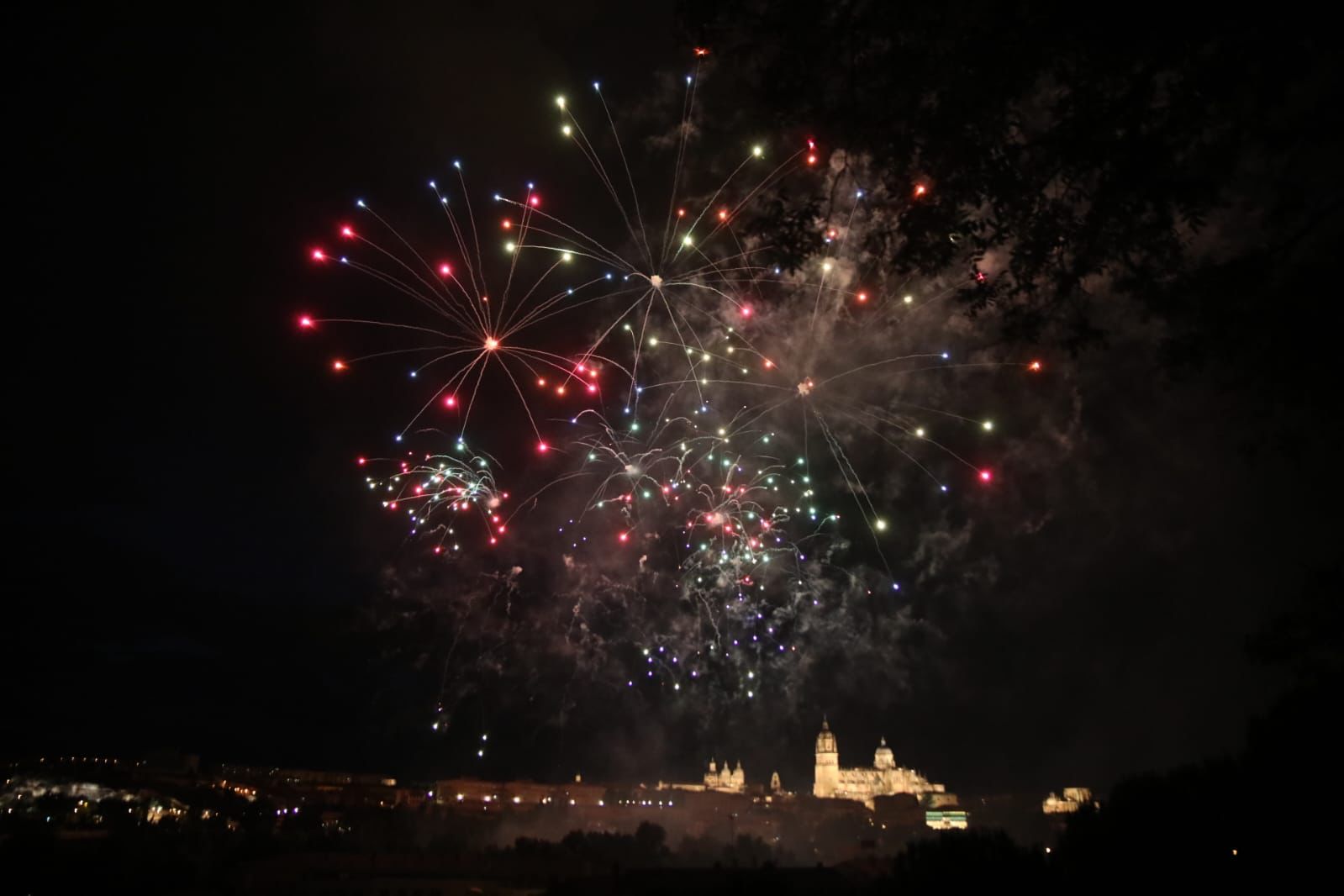Salamanca despide San Juan de Sahagún con un espectáculo de fuegos artificiales