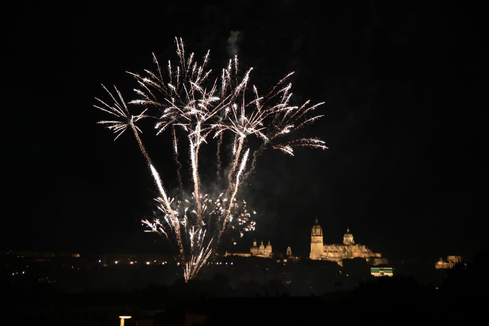 Salamanca despide San Juan de Sahagún con un espectáculo de fuegos artificiales