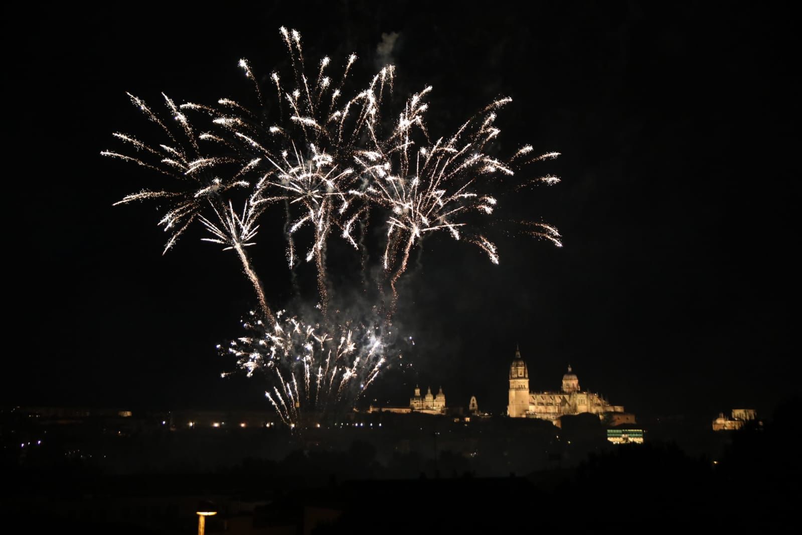 Salamanca despide San Juan de Sahagún con un espectáculo de fuegos artificiales