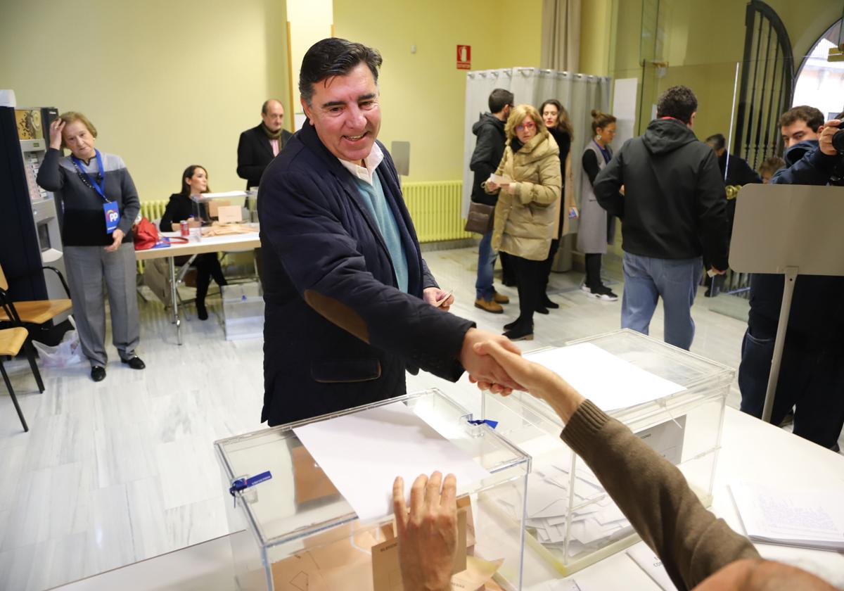 José Antonio Bermúdez de Castro tras votar en Salamanca en las últimas elecciones.