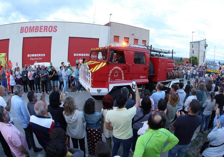 Ciudad Rodrigo despide a sus bomberos entre aplausos y lágrimas