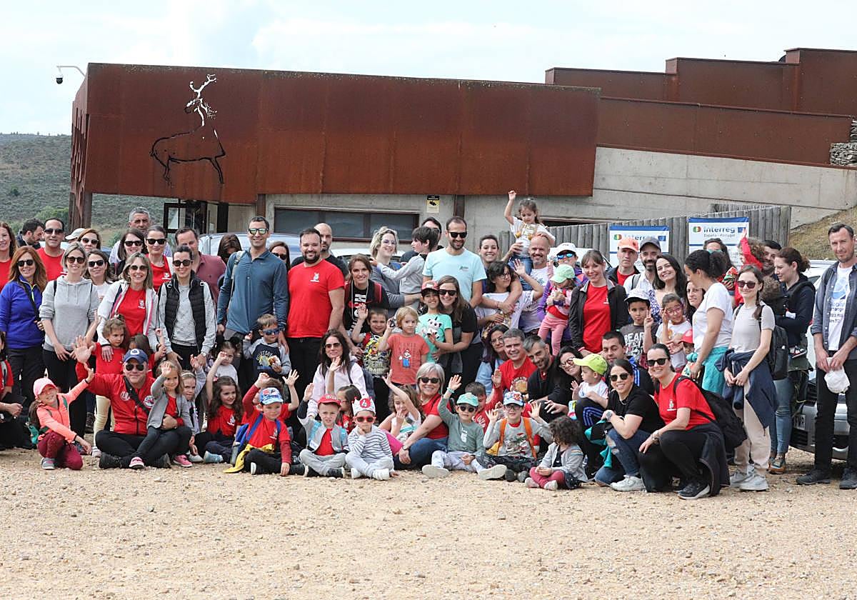 Un grupo de escolares visita el Yacimiento Siega Verde.