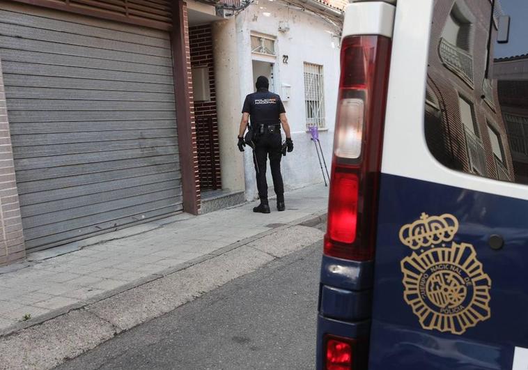 Agentes durante la operación.