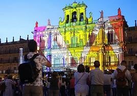 La fachada del Ayuntamiento, en la Plaza Mayor, volvió a convertirse en lienzo luminoso.