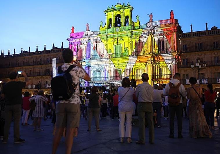 La fachada del Ayuntamiento, en la Plaza Mayor, volvió a convertirse en lienzo luminoso.