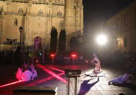 Un momento de la actuación en la plaza de Anaya, junto a la Catedral.