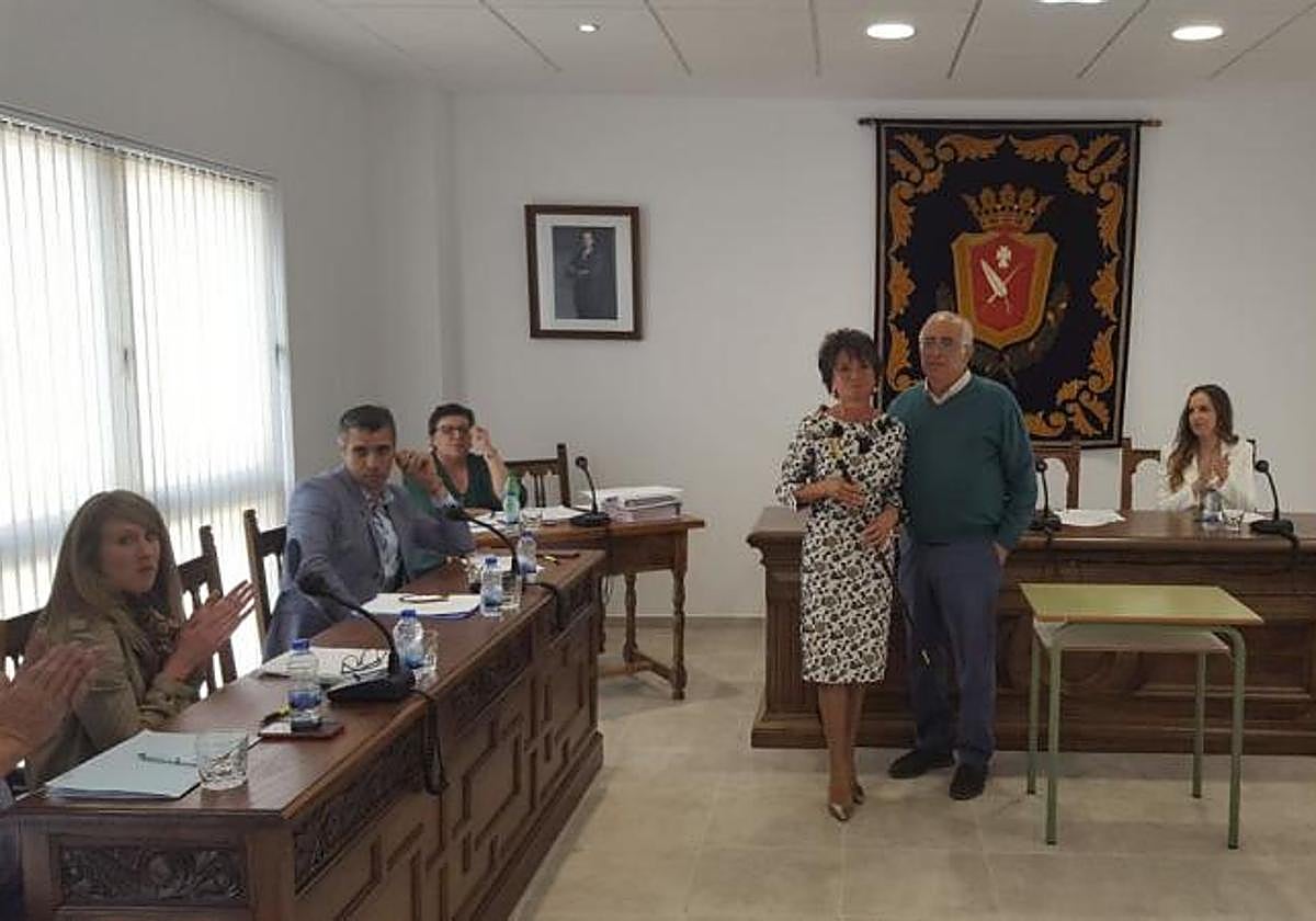 Imagen de archivo de la toma de posesión de la alcaldesa de Luisa de Paz, en 2019, una imagen que este año podría no repetirse, pese a ser la del PP la lista más votada.