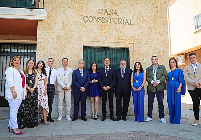 Foto de familia de la corporación.