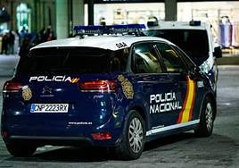 Roba un teléfono a una chica y envía mensajes a una amiga exigiéndole dinero