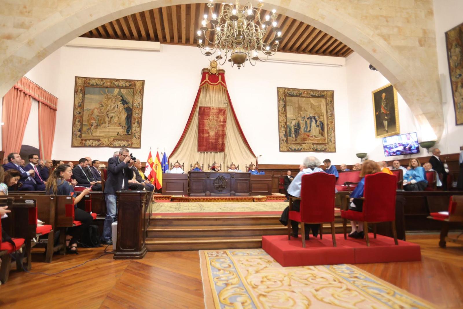 Investidura de Antonio Colinas y Margaret Murnane como nuevos doctores honoris causa de la Usal